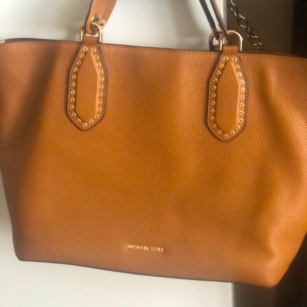 Beautiful like new Michael Kors tote.
